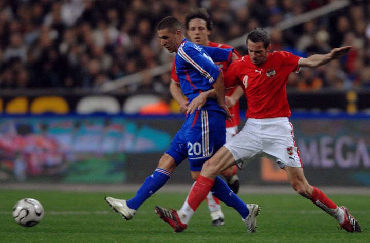 Le défenseur autrichien Martin Hidenrivalise avec l'attaquant français Karim Benzema lors du match de football amical contre l'Autriche, le 28 mars 2007 au Stade de France. (MARTIN BUREAU / AFP)