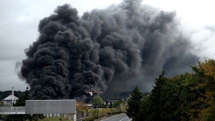 Les flammes ravagent une partie de l'usine Lubrizol, à Rouen, le 26 septembre 2019. (PHILIPPE LOPEZ / AFP)