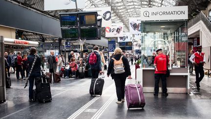 Des passagers attendent leur train à la gare de l'Est (Paris), le 18 mai 2016. Un mouvement de grève contre la loi Travail a provoqué des perturbations sur les lignes SNCF. (RODRIGO AVELLANEDA / ANADOLU AGENCY / AFP)