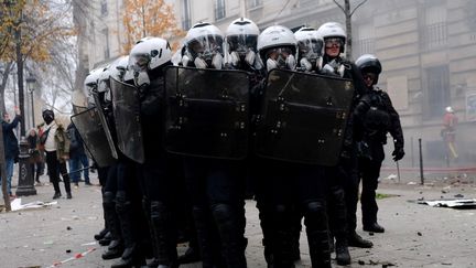 Des forces de l'ordre, à Paris, le 5 décembre 2019. (NATHANAEL CHARBONNIER / FRANCE-INFO)