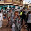 Des sinistrés des inondations dans un quartier de la banlieue de Valence (Espagne), le 30 octobre 2024. (MANAURE QUINTERO / AFP)