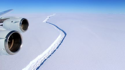 Vue de la faille de la plate-forme glacière Larcen C, d'où s'est détaché un iceberg géant, le 1er juin 2017, en Antarticque. (JOHN SONNTAG / NASA)