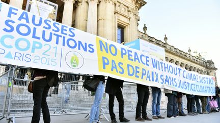 Des manifestants incitant les dirigeants de la COP21 à prendre des mesures fortes pour le climat. (LOIC VENANCE / AFP)