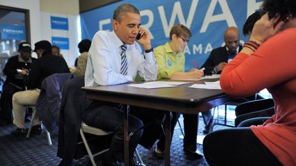 Barack Obama accompagne les militants d&eacute;mocrates de Chicago dans leurs derni&egrave;res d&eacute;marches de prospectives t&eacute;l&eacute;phoniques. (JEWEL SAMAD / AFP)