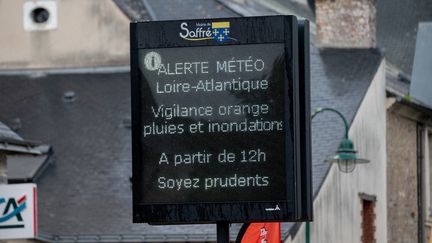 Un panneau lumineux appelle les habitants de&nbsp;Saffré (Loire-Atlantique) à la prudence, le 2 octobre 2021. (ESTELLE RUIZ / HANS LUCAS / AFP)