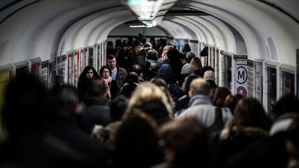 Un couloir du métro saturé à la station Châtelet à Paris, le 12 décembre 2019, pendant la grève contre la réforme des retraites. (PHILIPPE LOPEZ / AFP)