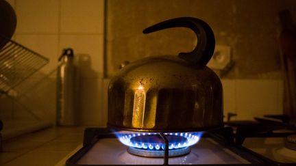 Photo d'illustration d'une cuisine au gaz à Lormes (Nièvre), le 14 août 2022. (MYRIAM TIRLER / HANS LUCAS / AFP)