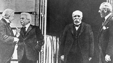 Les "quatre grands"&nbsp;du traité de Versailles en 1919 : David Lloyd George, Vittorio Emanuele Orlando, Georges Clemenceau et Woodrow Wilsonk. C'est lors de cette conférence, censée fixer la paix après la guerre de 1914-1918, que s'est glissé le premier Congrès panafricain. (DPA / AFP)