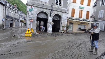 Nettoyage du village de Saint-B&eacute;at (Haute-Garonne). "La Garonne en furie a fait litt&eacute;ralement exploser les fa&ccedil;ades des b&acirc;timents, les balcons, qui affleurent l&rsquo;eau en temps normal", selon La D&eacute;p&ecirc;che.&nbsp; (PASCAL PAVANI / AFP)