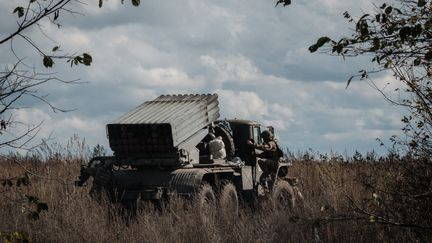 Des soldats ukrainiens près de Kharkiv, le 4 octobre 2022. (YASUYOSHI CHIBA / AFP)