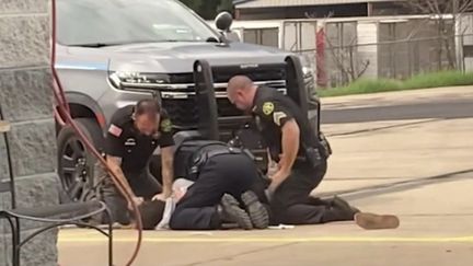 Sur cette vidéo amateur, trois policiers rouent de coups un homme déjà au sol. (FRANCEINFO)