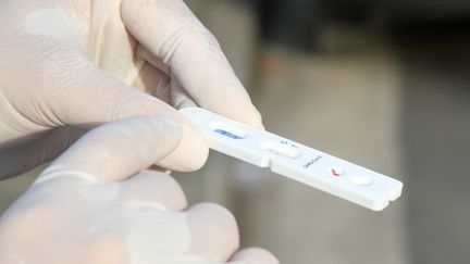 Un membre du&nbsp;personnel de santé lors d'une opération de tests rapides, le 18 juin 2020 à Sao Paulo (Brésil). (FERNANDA LUZ / AGIF / AFP)