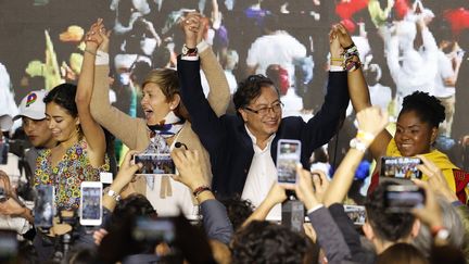 Le candidat de la gauche à l'élection présidentielle colombienne, Gustavo Petro, célèbre son arrivée en tête au premier tour, dimanche 29 mai 2022. (MAURICIO DUENAS CASTANEDA / EFE)