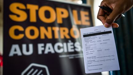 Mobilisation en faveur de l'instauration du récépissé remis aux personnes faisant l'objet d'un contrôle d'identité pour limiter les&nbsp;contrôles au faciès, le 6 octobre 2012.&nbsp; (MAXPPP)