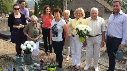  (Catherine Messein entourée de ses proches vient fleurir la tombe d’ Antoine et Clément ses 2 enfants assassinés par leur père © DR)