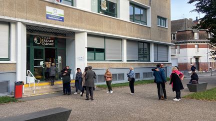 Le 16 octobre 2023, des enseignants s'étaient retrouvés pour un temps d’échange au Collège-lycée Gambetta-Carnot d'Arras après l’attentat du vendredi 13 octobre dans lequel leur collègue, Dominique Bernard a été tué. (STEPHANE BARBEREAU / RADIO FRANCE)