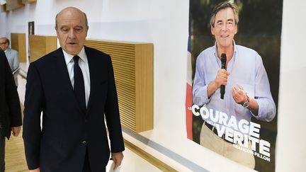 Alain Juppé, lors d'un meeting de François Fillon à Bordeaux, le 16 février 2017. (NICOLAS TUCAT / AFP)