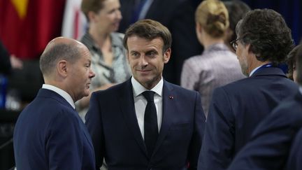 Le président français Emmanuel Macron (centre) et le chancelier allemand Olaf Scholz (gauche), lors d'une réunion de l'OTAN, le 30 juin 2022, à Madrid (Espagne).&nbsp; (PAUL HANNA/UPI/SHUTTERSTOCK/SIPA / SIPA)