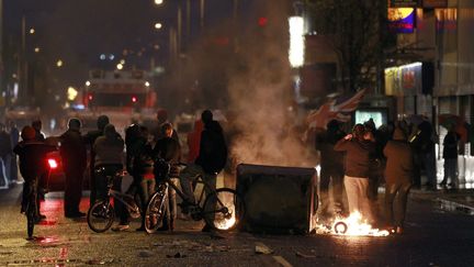 Des unionistes protestants bloquent Newtownards Road, &agrave; l'est de Belfast (Irlande du Nord, Royaume-Uni) le 5 janvier 2013, apr&egrave;s une manifestation.&nbsp; (CATHAL MCNAUGHTON / REUTERS )