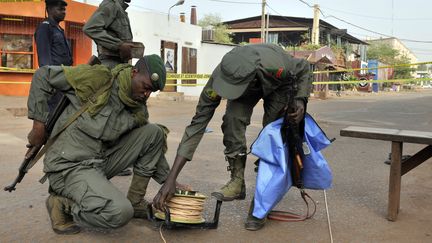 Des membres des forces de s&eacute;curit&eacute; pr&egrave;s du lieu de l'attentat, &agrave; Bamako, le 7 mars 2015. (HABIBOU KOUYATE / AFP)