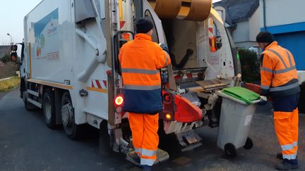 Des éboueurs ramassent des déchets à Mondeville (Calvados). (OLIVIER DUC / RADIO FRANCE)