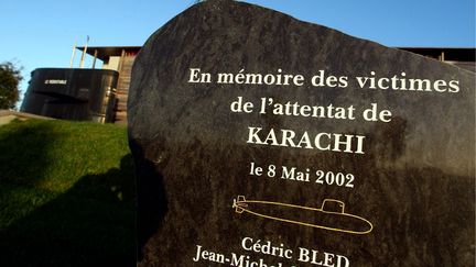 Une st&egrave;le &agrave; Cherbourg (Manche) en hommage aux onze ouvriers de la DCN tu&eacute;s dans un attentat &agrave; Karachi (Pakistan). (JULES MOTTE / MAXPPP)