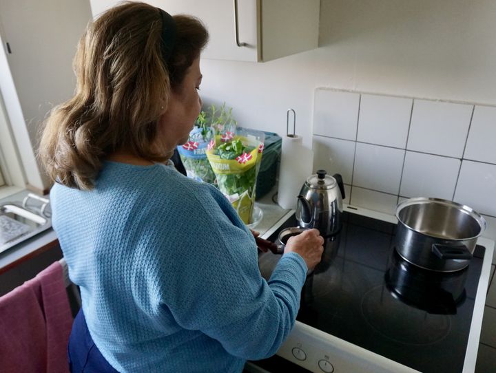 Nour, Syrienne réfugiée au Danemark depuis douze ans, dans la cuisine de son appartement près de Copenhague, le 30 avril 2024. (MARIE-VIOLETTE BERNARD / FRANCEINFO)