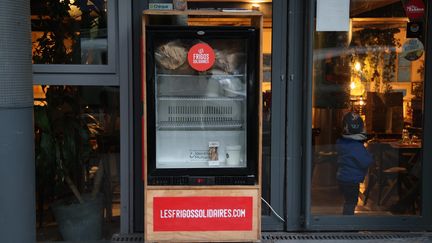 Le premier frigo solidaire a vu le jour à&nbsp;La Cantine du 18, rue Ramey à Paris. (PH LAVIEILLE / MAXPPP)