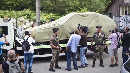 La BMW o&ugrave; quatre personnes ont &eacute;t&eacute; tu&eacute;es &agrave; Chevaline (Haute-Savoie), recouverte d'un drap, le 6 septembre 2012.&nbsp;&nbsp; (PETER NICHOLLS/THE TIMES/SIPA)