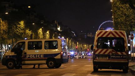 L'avenue des Champs-Élysées fermée par les forces de l'ordre après l'attentat contre des policier, le 20 avril 2017. (BENJAMIN CREMEL / AFP)