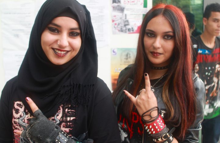 De jeunes algériennes venues assister au Festival de rock et metal "Fest 213" de Constantine, le 7 novembre 2015.
 (FERIEL KOLLI / AFP)