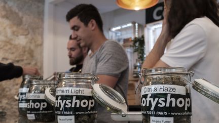 Une des boutiques qui vend des produits dérivés du cannabis à Paris, le 14 juin 2018. (SAMUEL BOIVIN / CROWDSPARK)