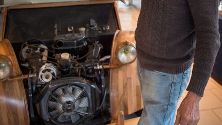 L'automobile possède une mécanique d'origine. "J'ai travaillé sur un châssis de Diane 6 de 1966 et un moteur de 3 CV car le bois est plus lourd que la carrosserie originale", explique&nbsp;Michel Robillard. (GUILLAUME SOUVANT / AFP)