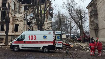 Une ambulance devant un immeuble bombardé à Kryvvyi Rih (Ukraine), le 16 décembre 2022. (UKRAINIAN STATE EMERGENCY SERVIC / ANADOLU AGENCY)