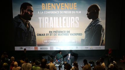 Omar Sy, producteur et acteur, et Mathieu Vadepied, réalisateur du film Tirailleurs, lors d'une conférence de presse à Dakar, le 20 décembre 2022. (SEYLLOU / AFP)