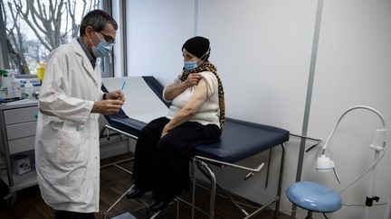 Une femme se fait vacciner contre le Covid-19 à Bobigny (Seine-Saint-Denis), mercredi 17 février 2021. (THOMAS SAMSON / AFP)