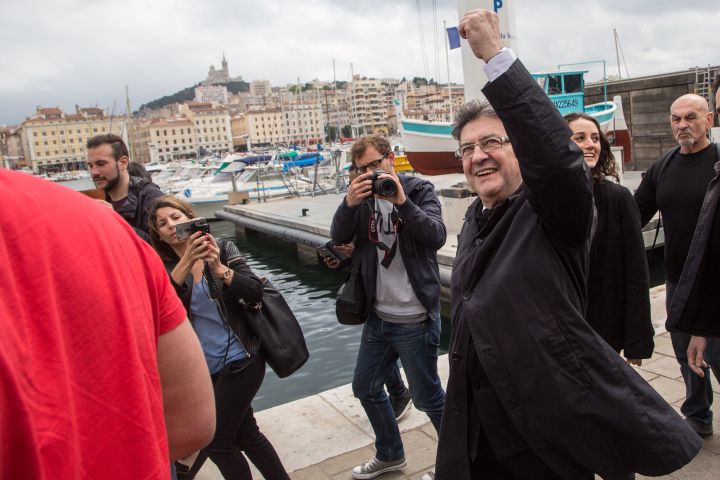 Jean-Luc Mélenchon, candidat aux élections législatives dans les Bouches-du-Rhône, déambule sur le Vieux Port de Marseille, le 11 mai 2017. (IAN HANNING / REA)