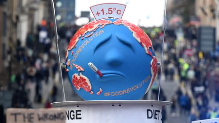 Une sculpture représentant la Terre lors d'une manifestation en marge de la Cop26, à Glasgow (Royaume-Uni),&nbsp;le 5 novembre 2021.&nbsp; (DANIEL LEAL-OLIVAS / AFP)