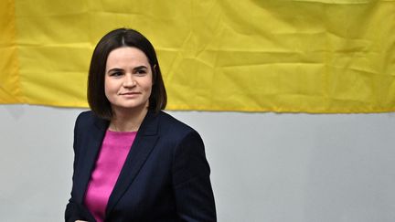 La cheffe de l'opposition biélorusse Svetlana&nbsp;Tikhanovskaya&nbsp;devant un drapeau ukrainien&nbsp;Tikhanovskaya&nbsp;alors qu'elle s'adresse à la diaspora biélorusse à Londres, le 9 mars 2022. (JUSTIN TALLIS / AFP)