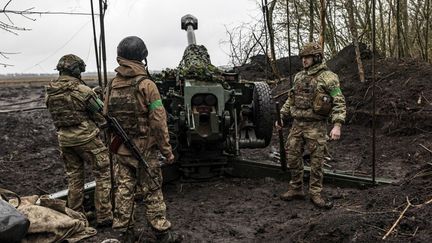 Des soldats ukrainiens préparent un tir d'artillerie en direction de Bakhmout, en Ukraine, le 13 avril 2023. (DIEGO HERRERA CARCEDO / ANADOLU AGENCY / AFP)