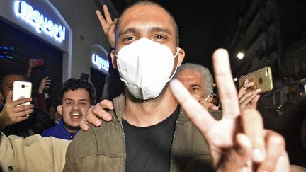 Le journaliste algérien Khaled Drareni a été accueilli par ses soutiens à sa sortie de prison, le 19 février 2021. (RYAD KRAMDI / AFP)