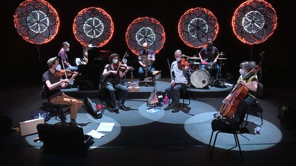 Le musicien Chapelier Fou entouré de six musiciens classique pour un concert à huis clos diffusé sur Arte concert&nbsp; (France 3 Lorraine)