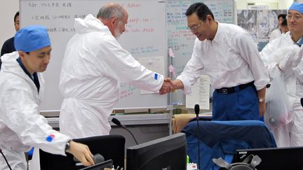 Masao Yoshida (&agrave; droite), alors directeur de la centrale de Fukushima, re&ccedil;oit l'inspecteur en chef de l'Agence internationale de l'&eacute;nergie atomique, Mike Weightman, &agrave; Fukushima (Japon), le 27 mai 2011. (HO / TEPCO / AFP)