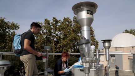 Des scientifiques mesurent la qualité de l'air, en octobre 2014, à Marseille. Photo d'illustration. (MAXPPP)