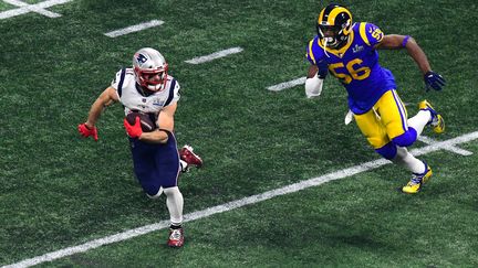 Julian Edelman, des New England Patriots, échappe à Dante Fowler, des Los Angeles Rams, lors du Super Bowl, le 3 février 2019, à Atlanta (Géorgie, Etats-Unis). (SCOTT CUNNINGHAM / GETTY IMAGES NORTH AMERICA / AFP)