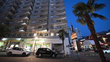 Une famille française s'est jetée du balcon de son immeuble de Montreux en Suisse, le 24 mars 2022. (FABRICE COFFRINI / AFP)