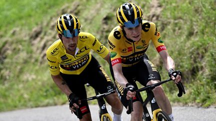 Jonas Vingegaard et Primoz Roglic lors de l'ascension du plateau de Solaison lors de la 8e et dernière étape du Criterium du Dauphiné, le 12 juin 2022. (MARCO BERTORELLO / AFP)