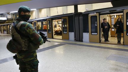 Un militaire posté dans le métro de Bruxelles (Belgique), le 25 novembre 2015. (YE PINGFAN / NURPHOTO / AFP)