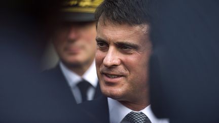 Le ministre de l'Int&eacute;rieur, Manuel Valls, lors d'un d&eacute;placement &agrave; Conflans-Sainte-Honorine (Yvelines), le 25 septembre 2013. (FRED DUFOUR / AFP)