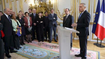 Lors de la c&eacute;r&eacute;monie de pr&eacute;sentation des v&oelig;ux de Fran&ccedil;ois Hollande au gouvernement, le 3 janvier 2014, &agrave; l'Elys&eacute;e. (PHILIPPE WOJAZER / POOL)